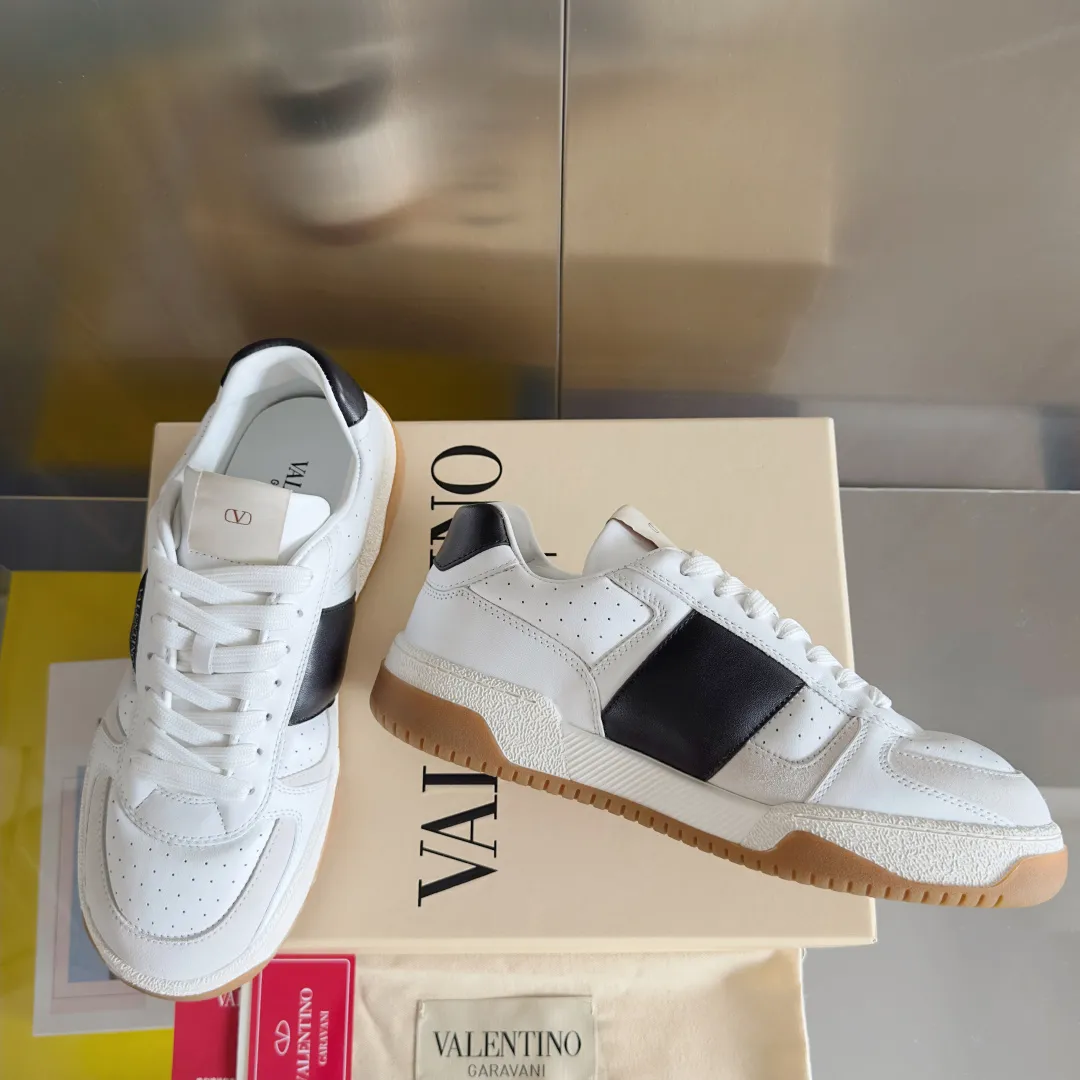[Valentino] P: 800💰 Couple model, size: ▪️Size: Women's model 35-40 / Men's model 39-44 (45 customized) Valentino Valentino Couple model Joie de Jouer series Velcro Thick sole Bread shoes Couple model Casual sports shoes White shoes Original purchase and development Production Joie de Jouer series The style is simple but not out of style. The pure white base is paired with fresh green and soft beige, and the unique Velcro design highlights your personality. Every detail tells the fashion and quality. Wear it, take a confident step, and start the fashion journey. Exquisite packaging at the delivery counter🛍📦 ▪️Fabrics: Original custom imported first-layer cowhide ▪️Inner lining: Original custom-made soft sheepskin lining ▪️Outsole: Original open-molded anti-slip TPU material ▪️Sole thickness: 3.5CM